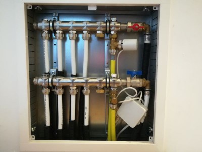 Verteiler Heizung.jpg (84.95 KiB) 85311 mal betrachtet Verteiler Heizung.jpg